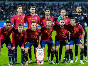 Spain's players pose for a group picture ahead of the friendly football match between Jordan and Spain, at the Hussein Youth City stadium, in the Jordanian capital Amman on November 17, 2022. (Photo by Khalil MAZRAAWI / AFP)