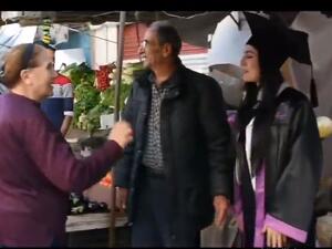  الشابة رزان سليمان التي انهت حفل تخرجها من كلية التربية تفاجئ والدها داخل أحد أسواق طرطوس