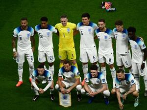 England's players pose for a team picture ahead of the Qatar 2022 World Cup round of 16 football match between England and Senegal at the Al-Bayt Stadium in Al Khor, north of Doha on December 4, 2022. (Photo by Jewel SAMAD / AFP)