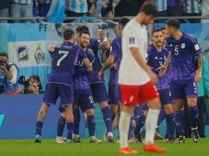Argentina players celebrates their team's second goal during the Qatar 2022 World Cup Group C football match between Poland and Argentina at Stadium 974 in Doha on November 30, 2022. (Photo by Odd ANDERSEN / AFP)