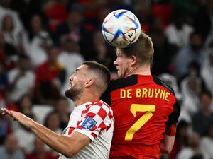 Belgium's midfielder #07 Kevin De Bruyne heads the ball before Croatia's midfielder #08 Mateo Kovacic during the Qatar 2022 World Cup Group F football match between Croatia and Belgium at the Ahmad Bin Ali Stadium in Al-Rayyan, west of Doha on December 1, 2022. (Photo by OZAN KOSE / AFP)