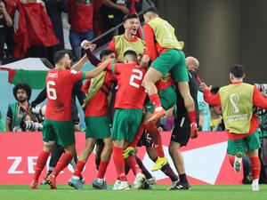 Morocco's players celebrate at the end of the Qatar 2022 World Cup round of 16 football match between Morocco and Spain at the Education City Stadium in Al-Rayyan, west of Doha on December 6, 2022. (Photo by JACK GUEZ / AFP)