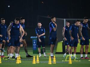 Argentina's forward #10 Lionel Messi (C) and his teammates take part in a training session at Qatar University training site 3 in Doha on December 17, 2022, on the eve of the Qatar 2022 World Cup football final match between Argentina and France. (Photo by Kirill KUDRYAVTSEV / AFP)