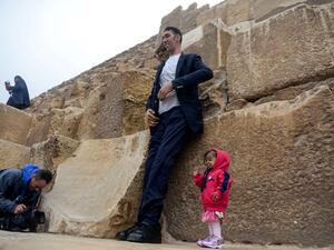 Sultan Kosen poses with the world shortest woman 