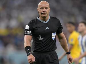 Polish referee Szymon Marciniak officiates during the Qatar 2022 World Cup round of 16 football match between Argentina and Australia at the Ahmad Bin Ali Stadium in Al-Rayyan, west of Doha on December 3, 2022. (Photo by JUAN MABROMATA / AFP)