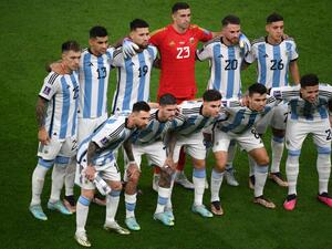 Argentina team players pose for pictures before the Qatar 2022 World Cup quarter-final football match between The Netherlands and Argentina at Lusail Stadium, north of Doha on December 9, 2022. (Photo by FRANCK FIFE / AFP)
