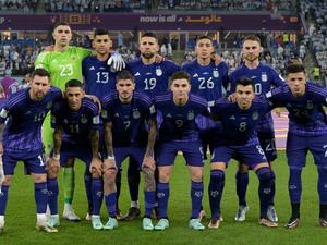Argentina team players pose ahead of the start of the Qatar 2022 World Cup Group C football match between Poland and Argentina at Stadium 974 in Doha on November 30, 2022. (Photo by JUAN MABROMATA / AFP)
