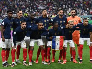France's players pose for a team picture before the start of the Qatar 2022 World Cup quarter-final football match between England and France at the Al-Bayt Stadium in Al Khor, north of Doha, on December 10, 2022. (Photo by FRANCK FIFE / AFP)