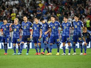 Japan's players stand together at the start of the penalty shootout during the Qatar 2022 World Cup round of 16 football match between Japan and Croatia at the Al-Janoub Stadium in Al-Wakrah, south of Doha on December 5, 2022. (Photo by Ina Fassbender / AFP)