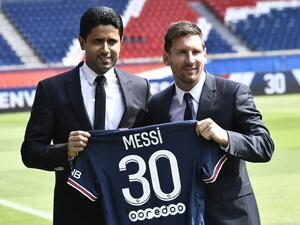 PSG's Qatari President Nasser Al-Khelaifi (L) poses along side Argentinian football player Lionel Messi as he holds-up his number 30. (Photo by STEPHANE DE SAKUTIN / AFP)