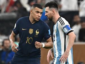 France's forward #10 Kylian Mbappe (L) gestures towards Argentina's forward #10 Lionel Messi (R) during the Qatar 2022 World Cup final football match between Argentina and France at Lusail Stadium in Lusail, north of Doha on December 18, 2022. (Photo by Anne-Christine POUJOULAT / AFP)