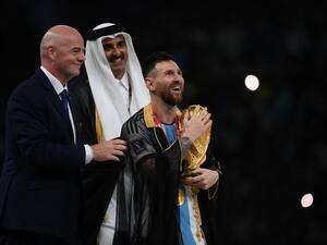 نجم المنتخب الأرجنتيني اللاعب ليونيل ميسي، يرتدي البشت الخليجي (أ ف ب)