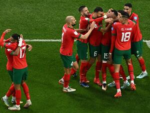 Morocco's forward #19 Youssef En-Nesyri (C) celebrates scoring his team's first goal with teammates during the Qatar 2022 World Cup quarter-final football match between Morocco and Portugal at the Al-Thumama Stadium in Doha on December 10, 2022. (Photo by MANAN VATSYAYANA / AFP)