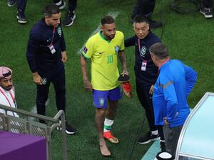Brazil's forward #10 Neymar walks with a swollen ankle at the end of the Qatar 2022 World Cup Group G football match between Brazil and Serbia at the Lusail Stadium in Lusail, north of Doha on November 24, 2022. (Photo by Giuseppe CACACE / AFP)