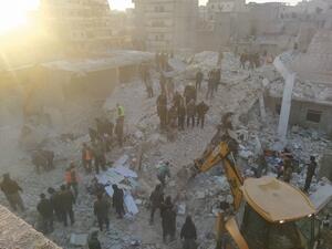 فرق الإنقاذ في موقع المبنى المنهار في مدينة حلب