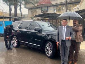 نائب عراقي من دولة القانون الموالية لايران يستمتع بالامطار وسط معاناة مرافقيه