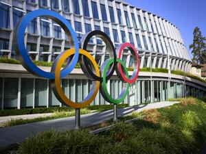 This photograph taken on September 8, 2022, shows the Olympic Rings during the opening of the executive board meeting of the International Olympic Committee (IOC), in front of the Olympic House, in Lausanne, Switzerland. (Photo by LAURENT GILLIERON / POOL / AFP)