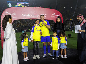 Al-Nassr's new Portuguese forward Cristiano Ronaldo (C) alongside his partner Georgina Rodriguez (C-R) and their children standing on the stage during his unveiling at the Mrsool Park Stadium. (Photo by Jorge Ferrari / Al Nassr Football Club / AFP)  Cristiano Ronaldo