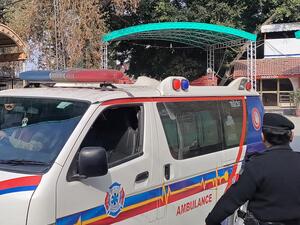 A policeman makes way for an ambulance carrying injured blast victims outside the police headquarters in Peshawar on January 30, 2023. (Photo by Abdul MAJEED / AFP) mosque