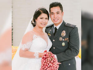April Lyka Biorrey Nobis with Erwin Vogel on their wedding day. (Facebook/@April Lyka Biorrey Nobis) onion bouquet