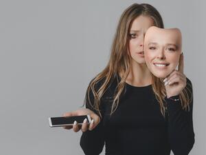الاكتئاب المبتسم: تعرف على أعراضه في سن المراهقة 