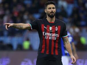 AC Milan's French forward Olivier Giroud speaks to teammates during the Italian SuperCup football match between AC Milan and Inter Milan, at the King Fahd International Stadium in Riyadh on January 18, 2023. (Photo by Fayez NURELDINE / AFP)