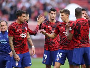 Atletico Madrid's Spanish forward Alvaro Morata (C) and teammates warm up before the start of the Spanish league football match between Club Atletico de Madrid and RCD Espanyol at the Wanda Metropolitano stadium in Madrid on November 6, 2022. (Photo by Thomas COEX / AFP)