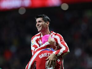 Atletico Madrid's Spanish forward Alvaro Morata celebrates scoring his team's second goal with Atletico Madrid's French forward Antoine Griezmann during the Spanish League football match between Club Atletico de Madrid and Elche CF at the Wanda Metropolitano stadium in Madrid on December 29, 2022. (Photo by Pierre-Philippe Marcou / AFP)