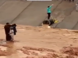 شاب يقفز في المياه لينقذ طفلا حاصرته السيول في المدينة المنورة