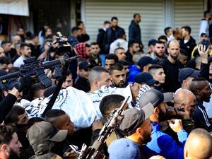 آلاف الفلسطينيين يشيعون جثامين شهداء جنين الذين سقطوا برصاص الإحتلال الاسرائيلي (أ ف ب)