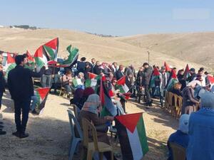 حشود من الفلسطينيين يرفعون الأعلام في "الخان الأحمر" شرق القدس المحتلة