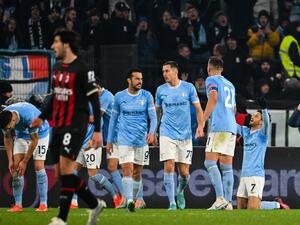 Lazio's Brazilian forward Felipe Anderson (R) celebrates after scoring his side's fourth goal during the Italian Serie A football match between Lazio and AC Milan on January 24, 2023 at the Olympic stadium in Rome. (Photo by Andreas SOLARO / AFP)