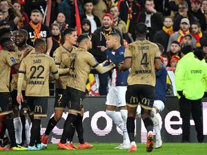 Paris Saint-Germain's French forward Kylian Mbappe (3rd R) argues with Lens' Argentinian defender Facundo Medina (C) during the French L1 football match between RC Lens and Paris Saint Germain (PSG) at the Bollaert-Delelis Stadium in Lens, northern France on January 1, 2023. (Photo by FRANCOIS LO PRESTI / AFP)