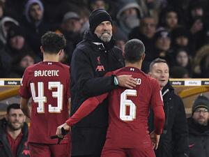 Liverpool's German manager Jurgen Klopp (C) congratulates Liverpool's Spanish midfielder Thiago Alcantara as he leaves the pitch during the FA Cup third round football match between Wolverhampton Wanderers and Liverpool FC at the Molineux stadium in Wolverhampton, central England on January 17, 2023. (Photo by Oli SCARFF / AFP)