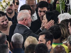 Brazil's President Luiz Inacio Lula da Silva (L) greets the wife of Brazilian football legend Pele, Marcia Aoki (R), during his wake at the Urbano Caldeira stadium in Santos, Sao Paulo state, Brazil on January 3, 2023. Brazilian President Luiz Inacio Lula da Silva paid his last respects Tuesday to football legend Pele, attending his wake in the southeastern city of Santos, where the icon first dazzled the world with his talent. (Photo by NELSON ALMEIDA / AFP)