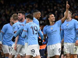 Manchester City's Dutch defender Nathan Ake (2ndR) celebrates with teammates after scoring their opening goal during the English FA Cup fourth round football match between Manchester City and Arsenal at the Etihad Stadium in Manchester, northwest England, on January 27, 2023. (Photo by Oli SCARFF / AFP)