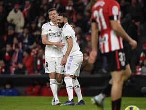 Real Madrid's German midfielder Toni Kroos (L) celebrates with Real Madrid's French forward Karim Benzema after scoring his team's second goal during the Spanish league football match between Athletic Club Bilbao and Real Madrid CF at the San Mames stadium in Bilbao, on January 22, 2023. (Photo by ANDER GILLENEA / AFP)