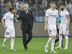 Real Madrid's Croatian midfielder Luka Modric (L) speaks with Real Madrid's Italian coach Carlo Ancelotti at half-time during the Spanish Super Cup final football match between Real Madrid CF and FC Barcelona at the King Fahd International Stadium in Riyadh, Saudi Arabia, on January 15, 2023. (Photo by Giuseppe CACACE / AFP)