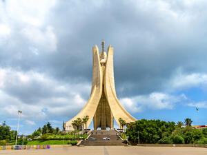 نصب تذكاري في عاصمة الجزائر للشهداء الذين قتلوا خلال حرب الاستقلال الجزائرية