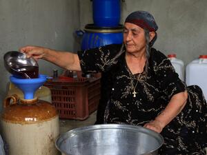 سيدة عراقية من كردستان تقوم بتصنيع الخمور