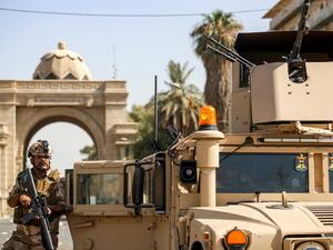 Iraqi army soldiers deploy to guard the entrance of the high-security Green Zone in the capital Baghdad on August 30, 2022 after the withdrawal of supporters of Shiite Muslim cleric Moqtada al-Sadr from the area. (Photo by AHMAD AL-RUBAYE / AFP) Iraqi soldiers