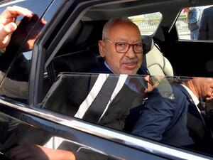 The head of Tunisia's Islamist movement Ennahdha Rached Ghannouchi greets supporters upon arrival to a police station in Tunis ,on February 21, 2023, in compliance to the summons of an investigating judge. (Photo by FETHI BELAID / AFP) Rached Ghannouchi