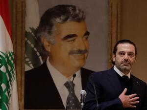 صورة رئيس الوزراء اللبناني الأسبق رفيق الحريري معلقة على الحائط ويقف من أمامها نجله سعد الحريري