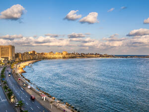 بإنزال كمية من الأحجار أعقبها صب كمية من الخرسانة  لسد الفجوات التي يمكن أن تنفذ من خلالها مياه البحر