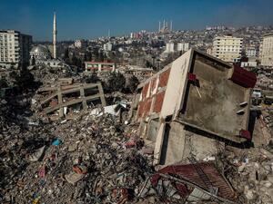  الزلزال الذي بلغت قوته 7.7 درجات على مقياس ريختر، ضرب مناطق واسعة من جنوب تركيا وشمال غرب سوريا