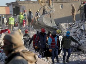 عشرات آلاف القتلى في تركيا جراء الزلزال (أ ف ب)