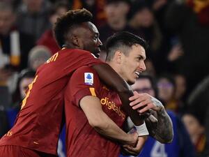 AS Roma's British forward Tammy Abraham (L) celebrates with AS Roma's Brazilian defender Roger Ibanez after scoring during the Italian Serie A football match between AS Roma and Empoli on February 4, 2023 at the Olympic stadium in Rome. (Photo by Filippo MONTEFORTE / AFP)