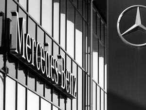 Mercedes-Benz outlook stable