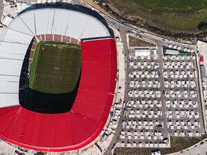 صورة جوية لمعسكر مؤقت بجوار ملعب هاتاي الجديد في أنطاكيا التركية