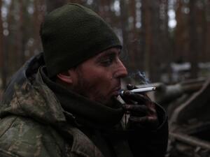 مقاتل اوكراني خلال اصلاح دبابته على خط الدفاع في منطقة خاركيف